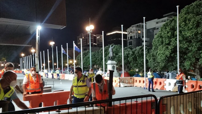 Police put up more barriers at Parliament protest