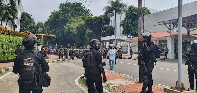 Indonesian Brimob forces ready to move against Papuan protesters in Jakarta