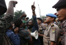 Papuan students protest against the plan to break up the provinces