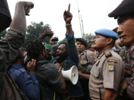 Papuan students protest against the plan to break up the provinces