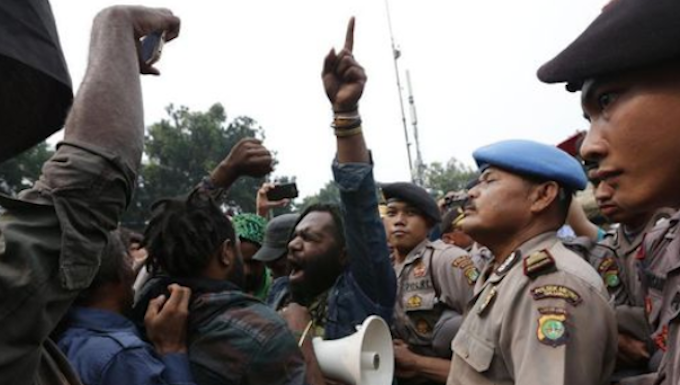 Papuan students protest against the plan to break up the provinces