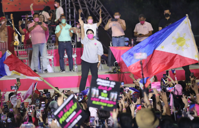VP Leni Robredo waves to the 412,000-strong birhday crowd 