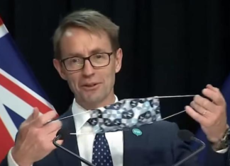 NZ's Director-General of Health Dr Ashley Bloomfield demonstrating good mask-wearing practice
