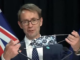 NZ's Director-General of Health Dr Ashley Bloomfield demonstrating good mask-wearing practice
