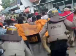 Indonesian police forcibly break up a rally in Waena