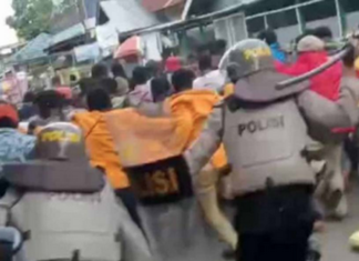 Indonesian police forcibly break up a rally in Waena