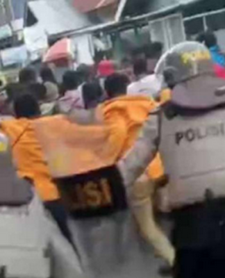 Protester critically injured by rubber bullet, 7 arrested in protest over West Papua carve up Indonesian police forcibly break up a rally in Waena