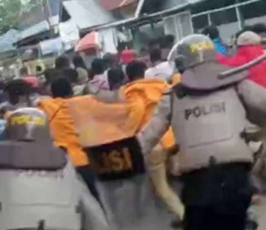 Indonesian police forcibly break up a rally in Waena