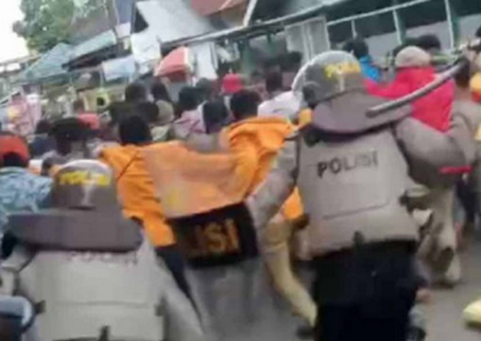 Indonesian police forcibly break up a rally in Waena