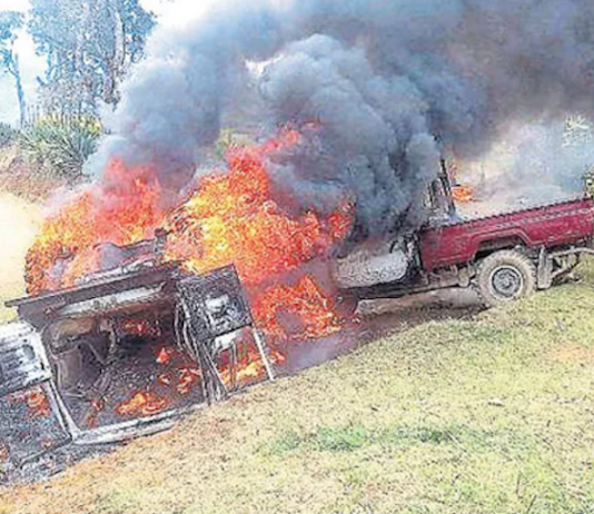 A mob set fire to these vehicles during PNG Energy Minister Saki Soloma's visit