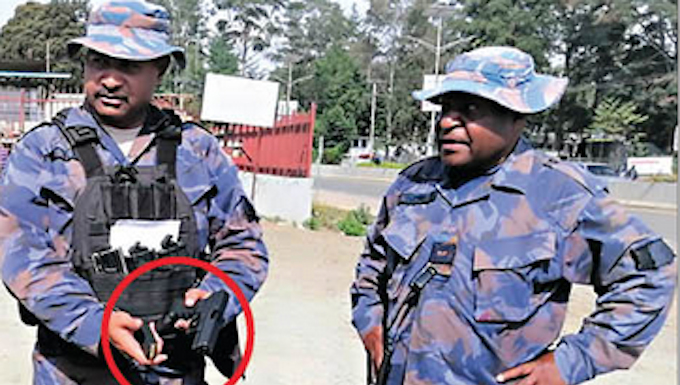 PNG police probe election candidates’ alleged use of guns in Highlands PNG police officers with a gun allegedly seized from an election candidate