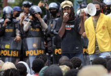 Papuan protesters against the autonomous carve-up of provinces
