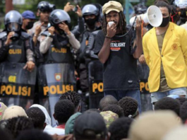 Papuan protesters against the autonomous carve-up of provinces