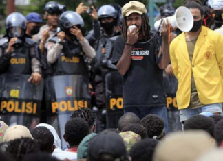 Papuan protesters against the autonomous carve-up of provinces