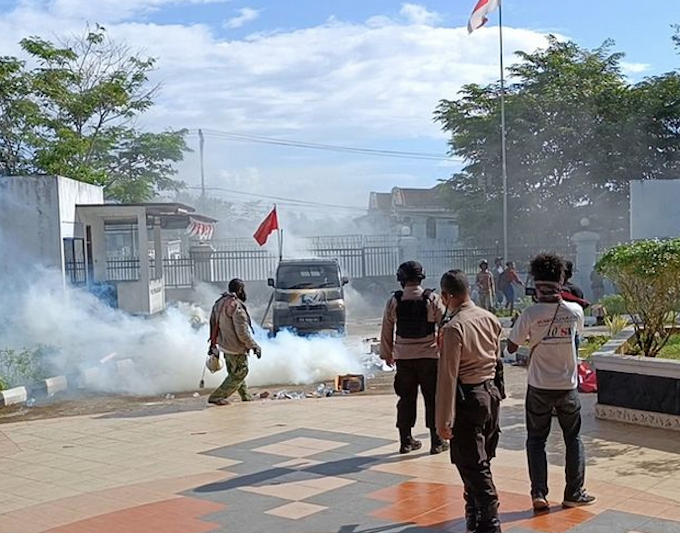 Tear gas fired at Papuan protesters by Indonesian police 