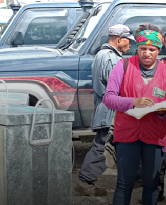 Disgruntled PNG voters destroy ballot boxes, set fire to voting papers Polling officials check details from two ballot boxes arriving in Tari