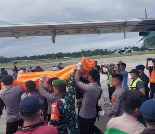 Bodies of papuan civilians being evacuated after an attack 160722
