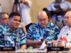 Pacific leaders urged to look at Kiribati president’s concerns for unity Tuvalu Foreign Minister Simon Kofe (left)