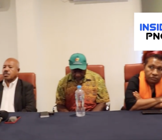 Port Moresby Governor Powes Parkop (left)