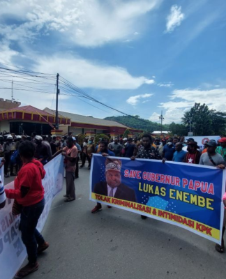 Papuan supporters of Governor Lukas Enembe protest against efforts by Indonesian authorities to "criminalise" him