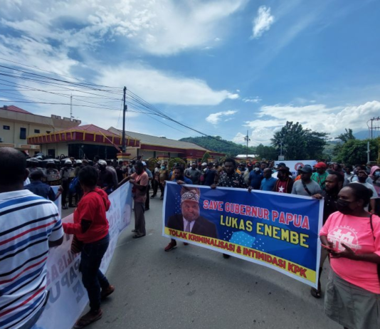 Papuan supporters of Governor Lukas Enembe protest against efforts by Indonesian authorities to "criminalise" him