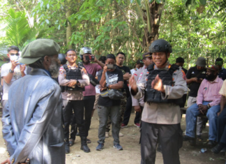 A United Movement of West Papua (ULMWP) leader, Buchtar Tabuni, about to be arrested