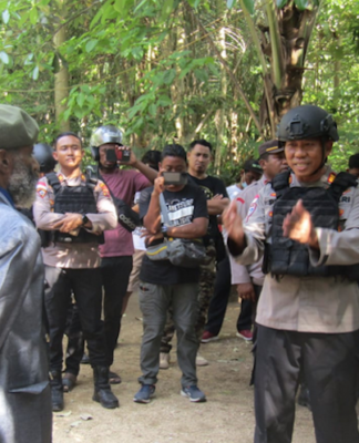 A United Movement of West Papua (ULMWP) leader, Buchtar Tabuni, about to be arrested