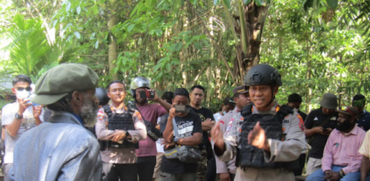 A United Movement of West Papua (ULMWP) leader, Buchtar Tabuni, about to be arrested