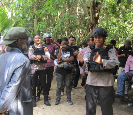 A United Movement of West Papua (ULMWP) leader, Buchtar Tabuni, about to be arrested