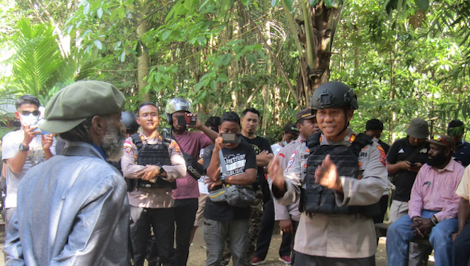 A United Movement of West Papua (ULMWP) leader, Buchtar Tabuni, about to be arrested