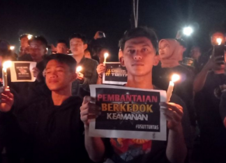 Supporters collect funds for the victims of Kanjuruhan football stadium tragedy