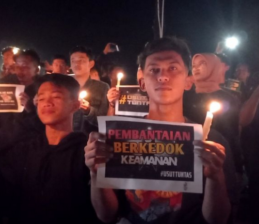 Supporters collect funds for the victims of Kanjuruhan football stadium tragedy