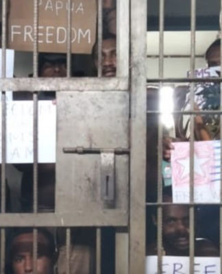 Revelations on the murky fate of flag ‘treason’ prisoners in West Papua Jailed flag-raiser Melvin Yobe and his friends took a group photo