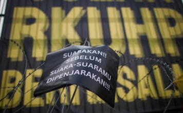 A protest at Jakarta's Parliament gates against the new Criminal Code on 5 December 2022