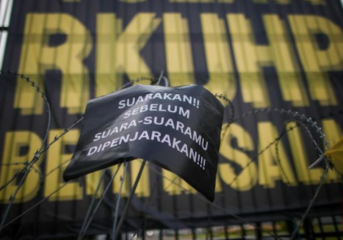 A protest at Jakarta's Parliament gates against the new Criminal Code on 5 December 2022
