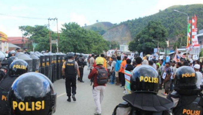 Indonesian police blockade a protest in the Papuan capital of Jayapura