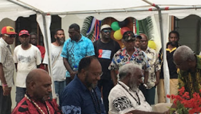 Wenda calls on Melanesian ‘Good Samaritans’ to help free West Papua West Papuan leader Benny Wenda with Vanuatu and Papuan officials