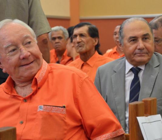 Former Tahiti president Gaston Flosse (left) and businessman Hubert Haddad
