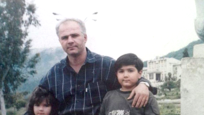 Iranian refugee Hamid and two of his children