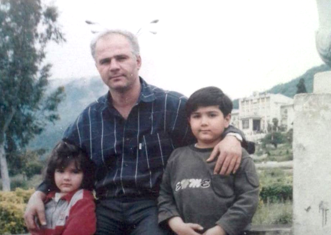Iranian refugee Hamid and two of his children