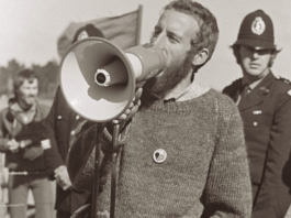 Owen Wilkes speaking at a protest at the US base at Christchurch Airport