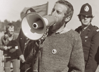 Owen Wilkes speaking at a protest at the US base at Christchurch Airport