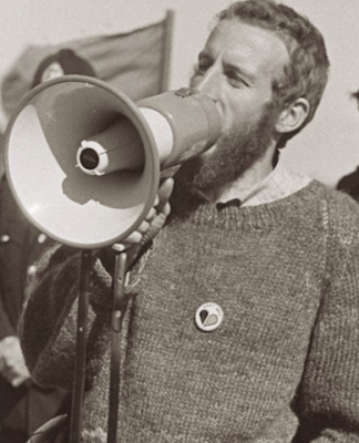 Owen Wilkes speaking at a protest at the US base at Christchurch Airport