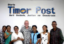 Bob Howarth (centre), a former PNG Media Council chair