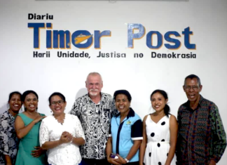 Bob Howarth (centre), a former PNG Media Council chair