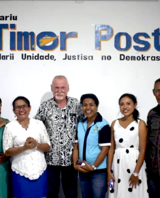 Bob Howarth (centre), a former PNG Media Council chair