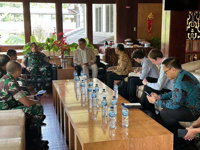 New Zealand diplomats meeting with Indonesian military officers at Timika