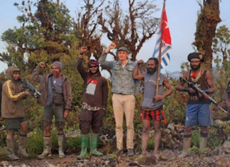 Hostage NZ pilot Philip Mehrtens pictured with his armed West Papuan rebel captors