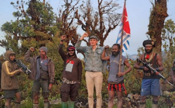 Hostage NZ pilot Philip Mehrtens pictured with his armed West Papuan rebel captors