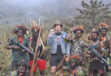 NZ pilot Philip Mehrtens with his West Papuan rebel captors